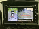 後方の映像に加えて車両周囲を見渡す表示もあり、駐車時に周囲や後方の状況を確認する目安になります。画面の案内線も参考にしながら、目視で安全を確かめて駐車できます。