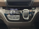 CVT車のセレクトレバーです。低速から高速まで、変速ショックのないスムーズな走りを実現するとともに、エンジン効率のよい領域を維持することで燃費にも貢献します。