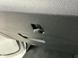 【フック】フックの用途は様々。手荷物のバッグや買い物袋、ビニール袋をぶら下げてゴミ箱にしても良いですね♪