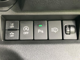 運転席まわりに複数のスイッチをまとめ、各機能の表示を見比べながら必要な操作を選びやすい配置です。運転前に確認しやすく、日々の使用にも取り入れやすい装備です。
