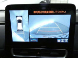 【全周囲モニター】車を上空から見下ろしたような映像をカーナビ画面に映し出し、車庫入れや縦列駐車をサポートしてくれます。