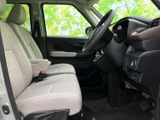 明るい色合いのシートが広がる運転席まわりは、前方や左右の窓から視界を確保しやすい空間です。座面と背もたれにゆとりがあり、毎日の移動も快適に過ごせます。