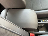フロントアームレスト。前後・角度調整可能で、街乗りから長距離走行まで快適なドライブを。