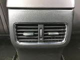 後部座席にもエアコン吹き出し口がしっかり装備されています。