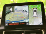 後方の映像に加えて車両周辺を上から見た表示も確認でき、駐車時の周囲確認をサポートします。画面の目安線も参考にでき、車庫入れや狭い場所での取り回しに役立ちます。