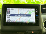 地図が画面いっぱいに表示され、周辺の道路や現在地を確認しながら目的地へ向かえます。表示切替なども選べるため、日常のお出かけや初めての場所への移動をサポートします。