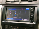 ラジオやテレビ、Bluetoothなどの音源選択画面を備え、目的に合わせて切り替えられる構成です。画面表示と周囲のボタンで確認しやすく、日常の移動時にも扱いやすい装備です。