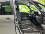 前席はフロントガラスからの見通しがよく、運転席と助手席にゆったり座れる配置です。シートや足元もすっきりまとまり、乗り降りの際に広さを確かめやすい室内空間となっています。