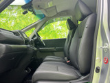 前席は身体を支える形状で、運転席から前方や周囲を見渡しやすい配置です。落ち着いた色合いでまとめられた室内は清潔感があり、助手席の方もゆったりと過ごせる空間になっています。