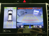 後方の映像に加えて車両周囲の表示も確認でき、駐車時の位置合わせをサポートします。ガイド線も表示されるため、周囲の状況を見ながら落ち着いて後退操作を行いたい場面で便利です。