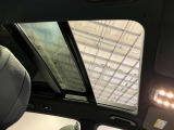 パノラミックルーフで明るい車内と開放感あるドライブをお楽しみいただけます。