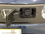 急速充電は車内のボタンを操作して開け、あとは充電コネクターを差すだけで充電開始します。簡単な充電操作と、フタの開け方を変えることで差し間違いを防げる安心感。