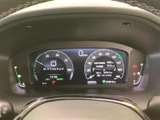 速度やバッテリー残量などの情報がまとまり、運転中も必要な表示を確認しやすいメーターまわりです。表示が見渡しやすく、車両情報を把握しやすい安心感があります。