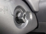 電子カードキーを携帯していれば、ブレーキを踏みながらエンジンスイッチをまわすだけで、エンジンが始動します。