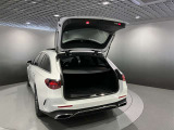 AMGエンブレムのデザインには、「アファルターバッハの川沿いのリンゴの木」、卓越したエンジン開発技術を象徴する「カムとバルブ」、レースにおける覇者を意味する「月桂樹」が描かれています