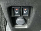 シートヒーターは、シートに内蔵された電熱線で座面を温める装備です。エアコンと違って、すぐに温まり、乾燥しにくいのが特徴です。個別にON/OFFできるので、搭乗者の好みに合わせられます。