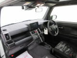 ダイハツのお店では、ダイハツ車を知り尽くしたプロフェッショナルが、専用の診断機器を使って各システムを点検しております。