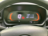 速度やシフト位置などの情報が運転席正面にまとまり、走行中も必要な表示を確認しやすい配置です。表示がすっきりとしており、日々の運転をサポートします。