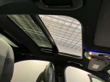 パノラミックルーフで明るい車内と開放感あるドライブをお楽しみいただけます。