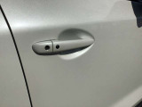 スマートキーでカギをバッグなどから出さず、ボタンを押して開閉できます。