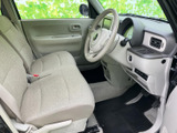 明るい色合いのシートと広がりを感じる足元で、運転席まわりは落ち着いて過ごせる空間です。前方を見渡しやすく、乗り降りの際にも室内の様子を確認しやすい印象です。