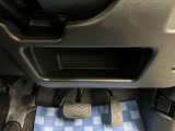 【運転席アンダートレー】タオル等置くのに便利