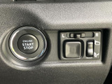 エンジンの始動操作やミラー調整に関わるスイッチを、運転席から手の届きやすい位置に配置。表示がそれぞれに添えられ、日常使いで操作箇所を把握しやすい設計です。
