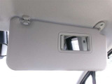 運転席側バニティミラー付きのサンバイザーです。ちょっと鏡を見たい時などに便利な装備です。