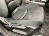 運転席にはドライバーの体型や好みに応じて前後方向だけでなく、高さの調整ができるシートリフターを装備!