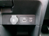 スイッチを引くだけで、パーキングブレー信号待ち等でブレーキから足を離しても停車状態を維持するブレーキホールドシステムを搭載しています。