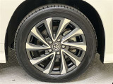 純正のアルミホイール装着。タイヤサイズは205/55R17です。