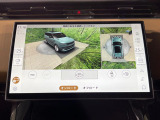 車を真上から見下ろしているような映像を画面に映します。周囲360度の死角をすべて確認できるため、狭い道でのすれ違いやバック駐車も怖くありません。障害物がひと目でわかり、大きな車体でも安全に運転できます