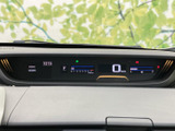 速度やシフト位置などの表示がまとめられ、運転中に必要な情報を確認しやすい配置です。表示が見やすく整理されているため、走行前の確認にも便利です。