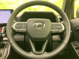 ステアリングの左右にスイッチがまとまり、手元で車両の各種機能を扱いやすい構成です。メーターや前方から視線を大きく外さずに操作しやすく、日々の運転をサポートします。