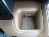 運転席側ドリンクホルダー(上部にフラップ付き)