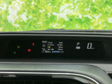 速度やシフト位置、各種表示が運転席前方にまとめられ、走行に必要な情報を視線の先で確認しやすい配置です。表示が整理されているため、運転中の状況把握に役立ちます。