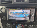 後退時に車両の後ろ側をモニター画面に表示します。車庫入れなどでバックする際に後方確認ができて便利です。車庫入れが苦手な人もこれで安心。
