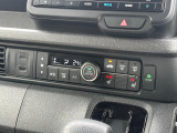 オートエアコン、運転席助手席シートヒーター、USBジャック