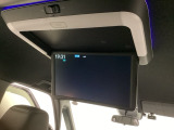 天井にリア席モニターが付いています。ナビゲーションで再生しているDVD等の映像を、後部座席の方にご覧いただくことができます。お子様にも大人気です。