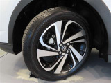 純正アルミホイール、格好いいですね!!タイヤサイズは195/60R17