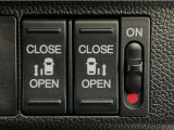 【両側パワースライドドア】両側がパワースライドドアになっており、運転席のスイッチやスマートキーでも開閉が可能です!開口部も広いので乗り降りも楽々♪