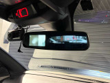 バックミラー左側に、運転席からは確認しにくい車両左側面の状況を映し出すモニターを装備。左側の死角を確認しやすく、狭い道での走行や幅寄せ、駐車時などに役立つ便利な装備です。