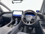 運転席まわりです。 各操作スイッチは使いやすい位置に配置されてます。