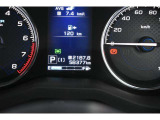 メーター中央にはカラー液晶画面が備えられ、車のインフォメーションを簡単に把握できます。