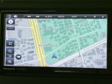 周辺の道路や建物名が地図上に表示され、現在地を確認しながら目的地へ向かえます。画面上には方角や縮尺操作も備わり、慣れない場所へのお出かけでも行き先を確認できます。