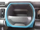 助手席前にオープンタイプの収納スペースを装備。小物やスマートフォンなどを置きやすく、「FLAIR CROSSOVER」ロゴが特別感を演出する実用的な収納です。