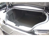 幅広い荷物も積むことができる広々としたトランクになっております。
