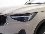 ひときわ印象的なT字型のLEDヘッドライトは、新世代のボルボを象徴するユニークなアイコンとなっています。LEDデイタイム・ランニング・ライトやポジションライト、ウインカーの役割も果たします。