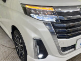 【LEDヘッドライト】悪天候や夜間走行時も良好な視界を確保し安心して運転できる高輝度LEDヘッドライトを装備!点灯速度が早く、消費電力も抑えられています。