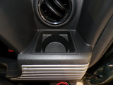 運転席の届きやすいところにドリンクホルダーがついています。視線をそらすことなく手に取れるので運転に集中できて安心ですね。